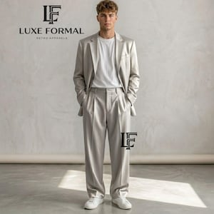 Puede incluir: Un traje gris claro con una chaqueta y pantalones plisados a juego, combinado con una camiseta blanca y zapatillas blancas. El texto "LUXE FORMAL RETRO APPARELS" se muestra en negro. El traje es una versi&oacute;n moderna de la moda retro.