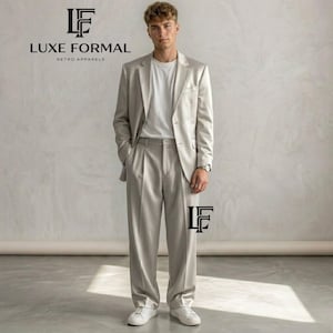 Puede incluir: Un traje gris claro con una americana a juego y pantalones de pinzas. El traje se combina con una camiseta blanca y zapatillas blancas. La imagen incluye el texto "LUXE FORMAL RETRO APPARELS".