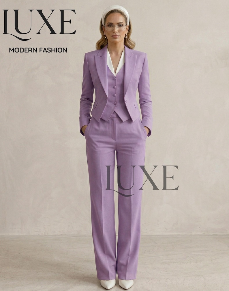Puede incluir: Un traje de tres piezas color lavanda con blazer, chaleco y pantal&oacute;n de pierna ancha. El traje tiene un corte a medida y se combina con una camisa blanca con cuello. La imagen incluye el texto "LUXE MODERN FASHION".