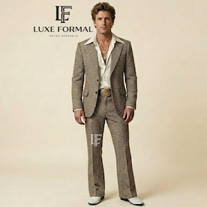 Puede incluir: Un traje con estampado de pata de gallo en marrón y beige que consta de una americana de botonadura sencilla con solapas de muesca y pantalones a juego. El traje se lleva sobre una camisa blanca. El texto LUXE FORMAL RETRO APPARELS es visible.