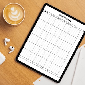 Könnte beinhalten: Ein digitaler Essensplaner auf einem Tablet mit Abschnitten für Zutaten, Kohlenhydrate, Eiweiß, Fett, Kalorien und Notizen. Eine Tasse Kaffee mit Latte Art und kabellose Ohrhörer liegen auf einer Holzoberfläche.