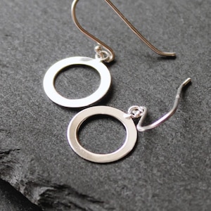 Sterling silver minimalist circle earrings. Round geometric earrings. Geometric Circle outline earrings. Round minimalist earrings