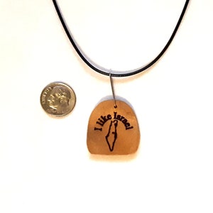 Collier avec pendentif art bois d’Olive israélien gravé souvenir carte d’Israël d’Israël P227