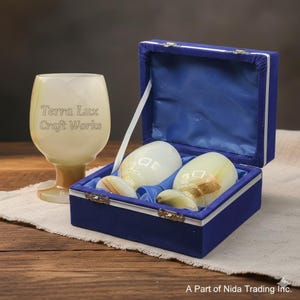 Könnte beinhalten: Ein Set aus drei Keramikbechern mit gesprenkelter, matter Oberfläche. Die Becher sind in Creme-, Hellgrau- und Dunkelgrautönen gehalten. Jeder Becher hat ein schlichtes, minimalistisches Design und einen abgerundeten Griff. Die Becher sind aufeinander gestapelt.
