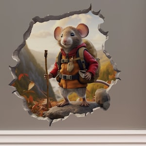 Puede incluir: Un ratón marrón y blanco con una chaqueta roja y amarilla y una mochila marrón está de pie sobre una roca con un palo en la mano. El ratón está mirando hacia la derecha. El fondo es una imagen borrosa de un paisaje montañoso.