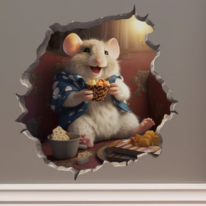 Puede incluir: Un ratón blanco con una camisa de lunares azules y blancos está sentado en una silla y come palomitas de maíz de una taza. El ratón sonríe y mira al espectador. La escena se representa como una imagen 3D que parece salir de una pared.