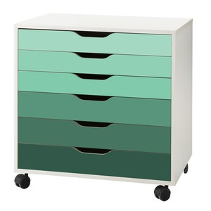 Può includere: Unità di archiviazione a rotelle bianca a 6 cassetti con cassetti verdi. I cassetti sono un degradé di verde, a partire da un verde menta chiaro e passando a un verde bosco scuro.