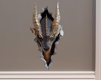 Puede incluir: Una escultura de cabeza de dragón dorada y negra parece estar saliendo de una pared. El dragón tiene una expresión feroz y dientes afilados.