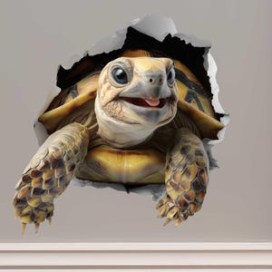 Puede incluir: Imagen realista de una tortuga rompiendo una pared. La tortuga tiene un caparazón amarillo y marrón, una cara sonriente y la lengua fuera. La pared es gris, con un agujero roto.