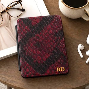Rote Schlangenhaut Monogramm Kindle Hülle | Python-Textur Kunstleder eReader-Hülle