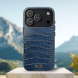 Etui na telefon z monogramem ze skóry krokodyla | Luksusowe, spersonalizowane etui na iPhone'a ze skóry krokodyla w kolorze niebieskim