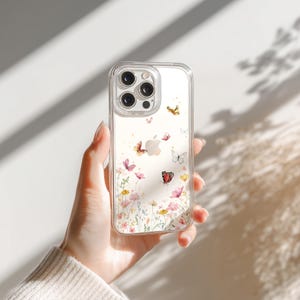 Funda transparente para iPhone con diseño de mariposas. Diseño floral delicado con mariposas caprichosas.