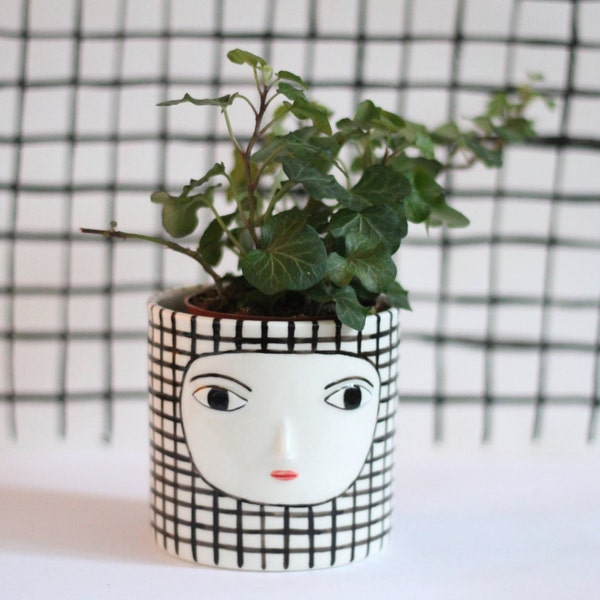 Cache-pot with 3d face - check pattern - ceramic container - white and black