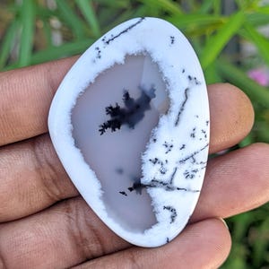Opale dendritico naturale cabochon di forma fantasia 56×38 mm – Gemma con motivo paesaggistico