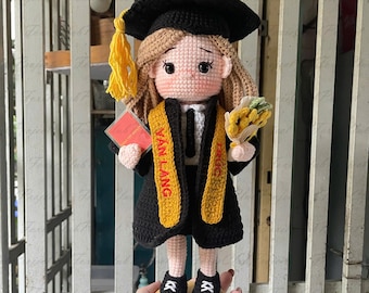 Benutzerdefinierte Abschlussfeier basierend auf Foto häkeln Puppe, graduierte Amigurumi, College High School handgefertigte Puppe für den Abschluss, Klasse von 2026 Amigurumi