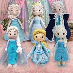 K&ouml;nnte beinhalten: Eine Sammlung von sechs handgefertigten H&auml;kelpuppen, jede in einem blauen Kleid mit blonden Haaren. Die Puppen sind mit Kronen und Umh&auml;ngen verziert und weisen aufwendige Details auf. Sie sind vor einem Hintergrund aus rosa und lila Stoff angeordnet.