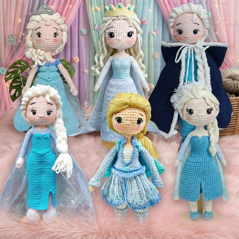 K&ouml;nnte beinhalten: Eine Sammlung von sechs handgefertigten H&auml;kelpuppen, jede in einem blauen Kleid mit blonden Haaren. Die Puppen sind mit Kronen und Umh&auml;ngen verziert und weisen aufwendige Details auf. Sie sind vor einem Hintergrund aus rosa und lila Stoff angeordnet.