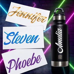 Może przedstawiać: Czarna butelka na wodę z napisem "Amelia" w białym skrypcie oraz trzy karty z imionami: "Jennifer" w złotym skrypcie, "Steven" w niebieskim brokacie i "Phoebe" w fioletowym skrypcie. Tło z neonami.