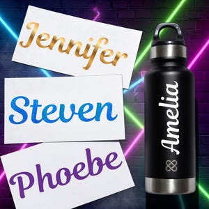 Könnte beinhalten: Schwarze Wasserflasche mit dem Namen "Amelia" in weißer Schrift. Drei weiße Karten zeigen die Namen "Jennifer" in Gold, "Steven" in Blau und "Phoebe" in Lila. Der Hintergrund zeigt Neonlichter.