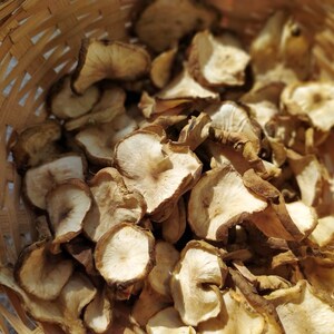 Dried Jerusalem Artichoke flakes 50, 100 g. Sunchoke, sunroots, topinambur, earth apple chips. Organic, home grown. Helianthus tuberosus image 3
