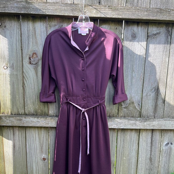 Vintage 70er Jahre Poly Midi Kleid von Bleeker Petites / Bleeker Street Lila und Mauve Kleid Größe 6