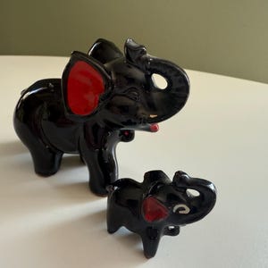 Vintage 50-talsfigurer av svarta elefanter, set om 2 | Mamma och baby keramikelefanter | Handgjord folkkonstdekor | Röda öron