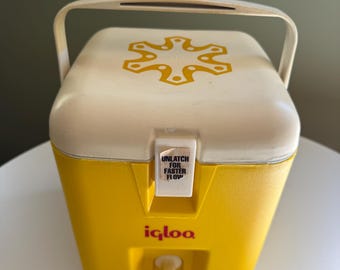 Nevera portátil Igloo vintage de 1 galón, cuadrada, amarilla, con dispensador de bebidas y botón con logotipo rojo retro / Nevera portátil para camping y picnic de mediados de siglo
