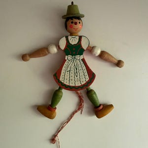 Vintage houten springpop met trekkoord, volksmeisje marionet, handbeschilderd houten speelgoed, 18 cm beweegbare figuur
