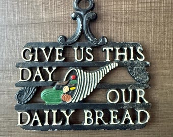Vintage Gusseisen Wandteller | Unser tägliches Brot gib uns heute | Rustikale Bauernhaus Küche Dekor | Religiöser Küchenakzent