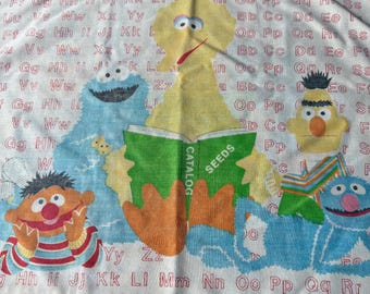 Vintage Sesamstraße Kissenbezug Stoff | Ernie Vogel Alphabet Print | Stark abgenutztes fadenscheiniges Blech | Handwerk Stoff Wiederverwendung Upcycle