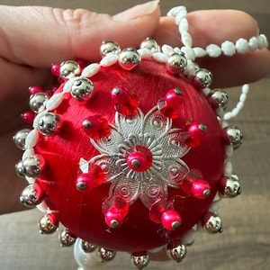 Adorno de alfiler con cuentas vintage / Adorno de alfiler rojo, blanco y plateado