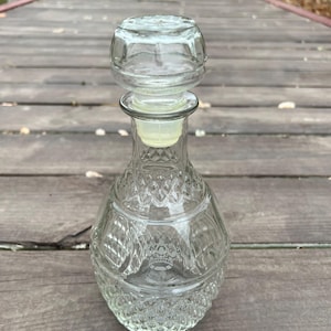Vintage vierkante whiskykaraf mod voor bar 9,5" hoog met gekurkt deksel