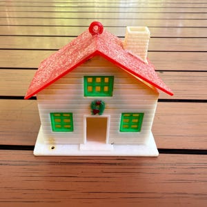 Villaggio natalizio in plastica vintage Putz House Hong Kong COSÌ COM&#39;È