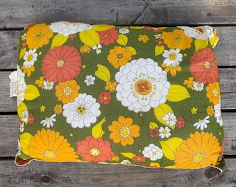 Vintage jaren 70 groovy bloemenbedkussen in originele verpakking / zeldzame bloemen jaren 70 kussen groen oranje wit en roze