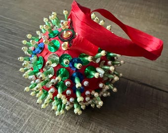 Vintage handgemachte verzauberte Pailletten & Perlen Weihnachtskugel Ornament rot Satin Styropor Mitte des Jahrhunderts Urlaub Dekor Retro Baum Ornament