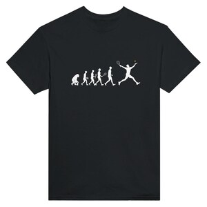 Könnte beinhalten: Schwarzes T-Shirt mit einer weißen Grafik, die die Entwicklung des Tennis darstellt. Das Design zeigt eine Entwicklung vom Affen zum Tennis spielenden Menschen, mit Ball und Schläger.