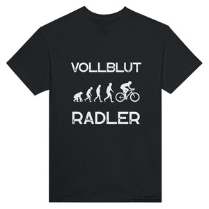 Può includere: T-shirt nero con grafica bianca raffigurante l'evoluzione di un ciclista. Il testo "VOLLBLUT RADLER" è stampato sopra e sotto la grafica. La maglietta è realizzata in materiale morbido.