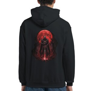 Könnte beinhalten: Schwarzer Kapuzenpullover mit detaillierter Grafik auf dem Rücken. Die Grafik zeigt eine skelettartige Figur mit einem Schwert, vor einem roten Mond und einem dunklen Waldhintergrund. Das Design hat ein Fantasy-Thema.