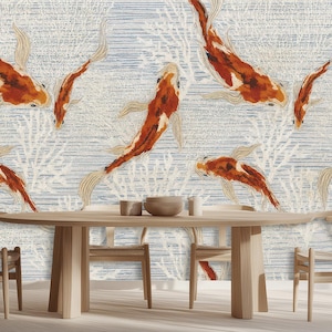 Könnte beinhalten: Ein Esszimmer mit einem Holztisch und Stühlen vor einer Tapete mit einem Koi-Karpfen-Design. Die Tapete hat einen hellblauen Hintergrund mit orangefarbenen und weißen Koi-Karpfen-Illustrationen.