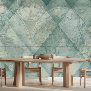 Könnte beinhalten: Ein Esszimmer mit einem Holztisch und Stühlen. Die Wand ist mit einer teal- und cremefarbenen Tapete mit einer Vintage-Weltkarte in einem geometrischen Design geschmückt. Eine Schüssel und zwei Tassen stehen auf dem Tisch.