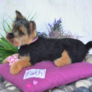 Yorkshire Terrier Nadel gefilzte Hundeskulptur Yorkie Haustier Replikatierte Haustier Kunst Realistische 3D Hunde Skulptur