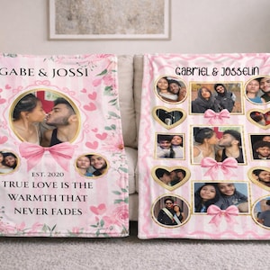 Könnte beinhalten: Zwei personalisierte rosa Decken mit Fotos von Paaren. Auf einer Decke steht "Gabe & Jossi" und "True love is the warmth that never fades." Auf der anderen steht "Gabriel & Josselin."