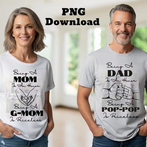 Op de afbeelding: Twee mensen dragen bijpassende t-shirts. Eén shirt is wit met de tekst "Being A MOM Is An Honor, Being A G-MOM Is Priceless." Het andere shirt is grijs met "Being A DAD Is An Honor, Being A POP-POP Is Priceless."