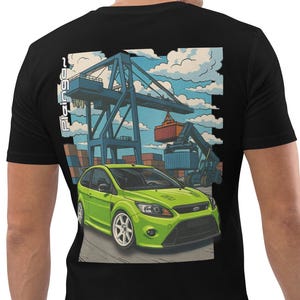 Könnte beinhalten: Schwarzes T-Shirt mit einem Grafikdesign eines limettengrünen Autos vor einer Hafenszene. Das Design zeigt ein Auto, Schiffscontainer und einen Kran. Der Text "Plaing" ist vertikal auf der linken Seite der Grafik aufgedruckt.