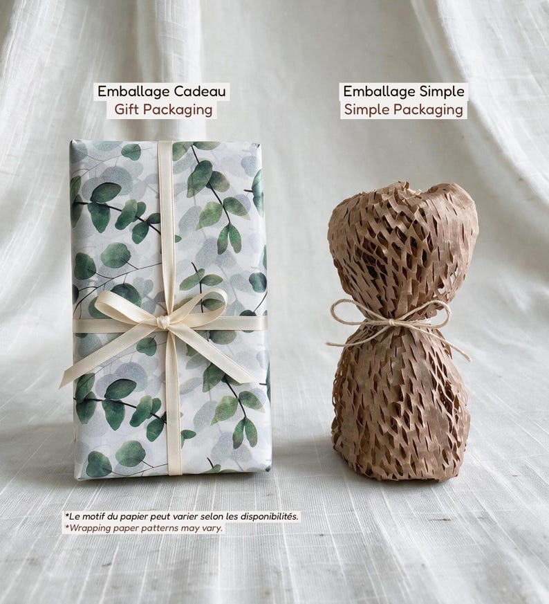 May include: Two packaging options: a rectangular gift box wrapped in white paper with a green eucalyptus leaf pattern and a cream ribbon, and a brown honeycomb paper wrap tied with twine. Text labels read Emballage Cadeau Gift Packaging and Simple.