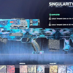 Puede incluir: Imagen detallada de un arma de fuego con un patrón de camuflaje azul y morado. El texto "SINGULARITY" está en la parte superior, con "COMPLETED" y dos viñetas debajo. El arma tiene una mira telescópica y un cargador.
