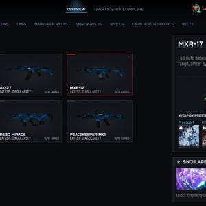 Puede incluir: Una interfaz oscura muestra opciones de personalizaci&oacute;n de armas en un videojuego. Se muestran rifles de asalto con dise&ntilde;os de camuflaje azul y negro. El MXR-17 est&aacute; resaltado, descrito como un rifle de asalto autom&aacute;tico.