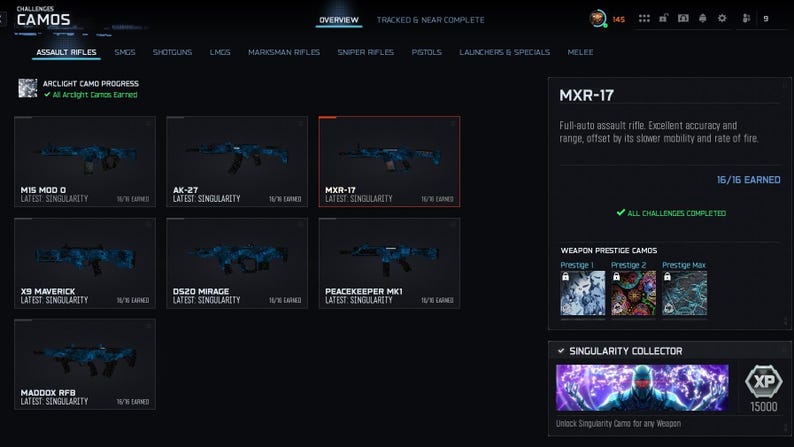 Puede incluir: Una interfaz oscura muestra opciones de personalizaci&oacute;n de armas en un videojuego. Se muestran rifles de asalto con dise&ntilde;os de camuflaje azul y negro. El MXR-17 est&aacute; resaltado, descrito como un rifle de asalto autom&aacute;tico.