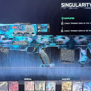 Puede incluir: Imagen detallada de un arma de fuego con un patr&oacute;n de camuflaje azul y morado. El texto "SINGULARITY" est&aacute; en la parte superior, con "COMPLETED" y dos vi&ntilde;etas debajo. El arma tiene una mira telesc&oacute;pica y un cargador.