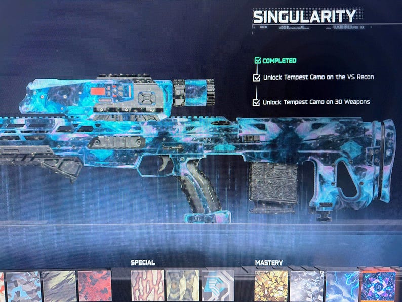 Puede incluir: Imagen detallada de un arma de fuego con un patr&oacute;n de camuflaje azul y morado. El texto "SINGULARITY" est&aacute; en la parte superior, con "COMPLETED" y dos vi&ntilde;etas debajo. El arma tiene una mira telesc&oacute;pica y un cargador.
